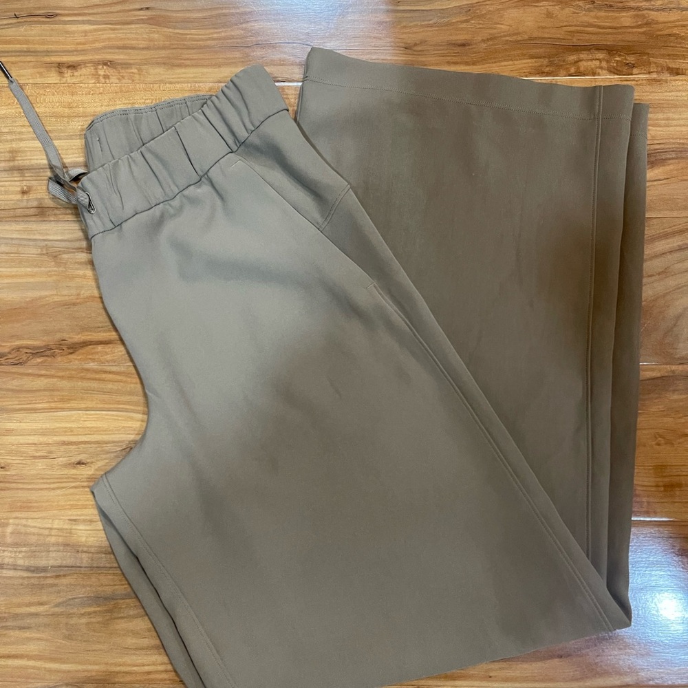 Women’s Tan Lululemon Pants